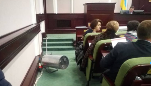 Фото: Мерзнуть і не "скіглять": чому Київська облрада, ОДА та ЦВК без опалення