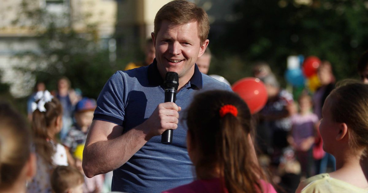 Фото: Кандидат до ВРУ з Дарниці Павлик катає дітей своїх виборців Дніпром (ОНОВЛЕНО)