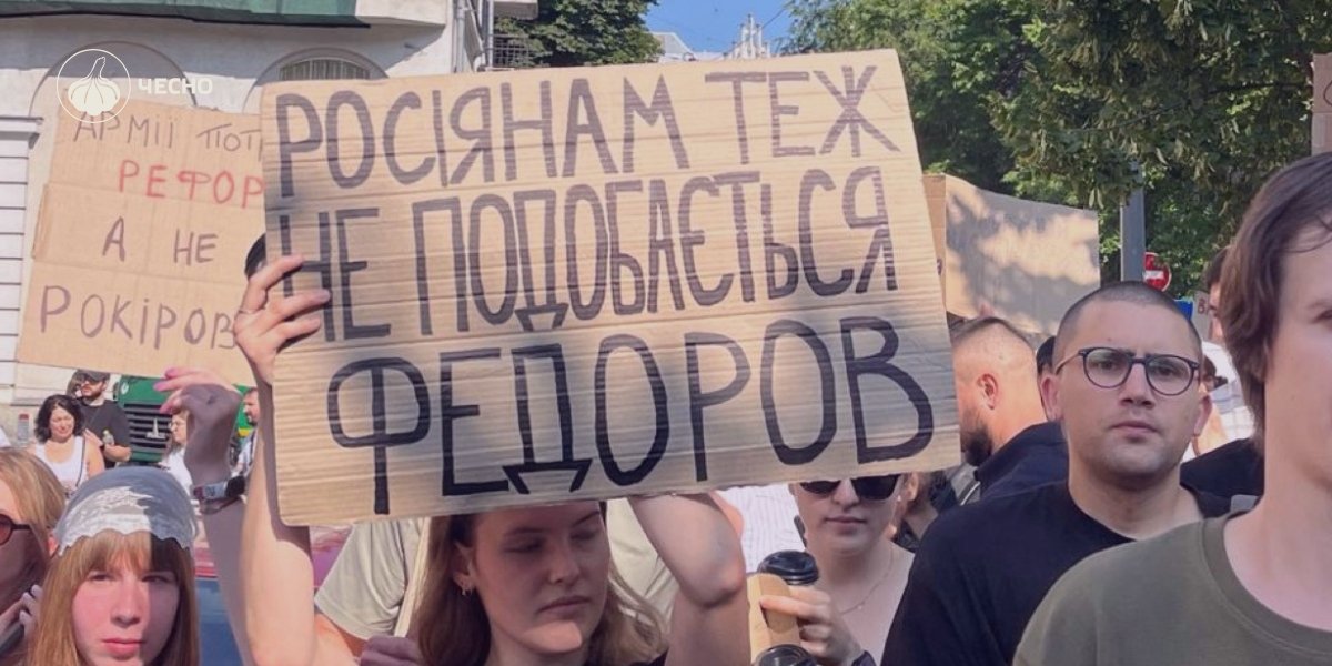 Фото: Під тиском картонок. Рада призначила новий уряд, але без міністра оборони: як голосували нардепи
